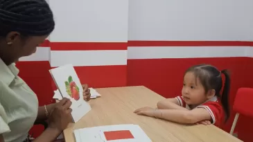 Cherry con 4 tuổi Speaking với giáo viên bản ngữ thật đáng yêu